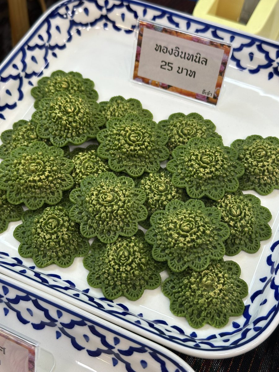 anna_nunaa's tweet image. Thai desserts are 25 baht a piece, so pretty! 😲