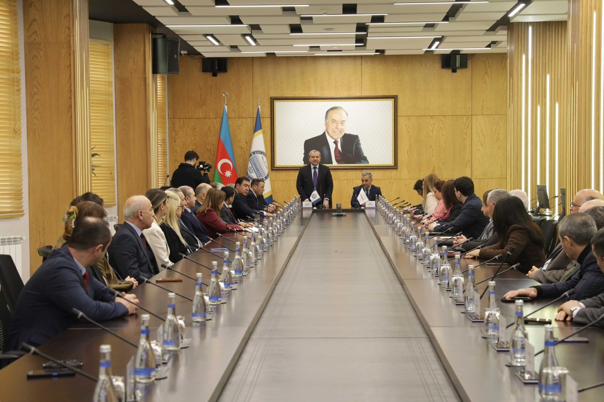RectorBabayev's tweet photo. BDU ilə “Kapital Bank” ASC arasında əməkdaşl��q memorandumu imzalanıb.
Tərəfdaşlıq tələbələr üçün təcrübə, təlim və karyera imkanlarının genişləndirilməsinə xidmət edəcək. https://t.co/BpyNCymidC