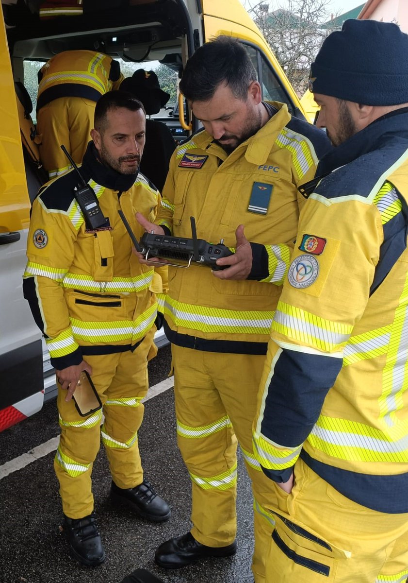 ProteccaoCivil's tweet photo. Operacionais da Força Especial de Proteção Civil, da #ANEPC, monitorizam os caudais do rio Mondego, em Montemor-o-Velho, no âmbito do acompanhamento da situação meteorológica.

A Proteção Civil mantém-se no terreno, garantindo a segurança das populações. https://t.co/KoQqxEUojz