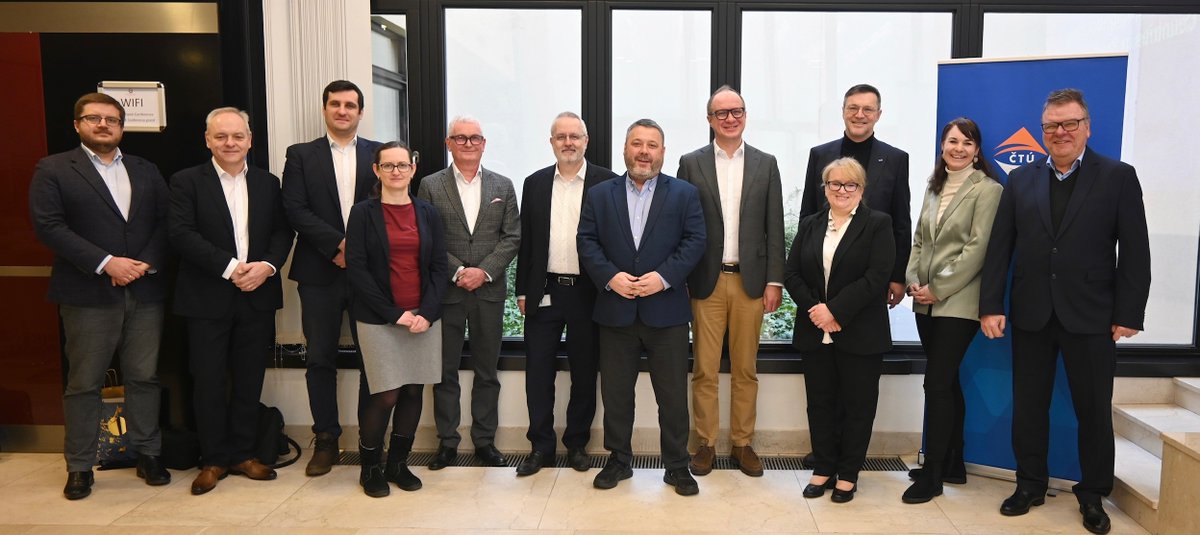 ctu_cz's tweet photo. Včera a dnes se na ČTÚ uskutečnilo zasedání regulátorů sousedních zemí. V Praze jsme přivítali předsedy regulačního úřadu z Polska (UKE), Slovenska (RÚ) a Rakouska (RTR). S nimi a jejich kolegy jsme diskutovali nejen o návrhu Aktu o digitálních sítích (DNA), ale také např. o budoucnosti DVBT2 v regionu a aktivitách v souvislosti s potřebou zajistit vysokou míru odolnosti sítí elektronických komunikací. Účastníci jednání také představili aktuální otázky a úkoly v regulaci, které před nimi stojí pro rok 2026. Setkání v tomto formátu se budou konat pravidelně.