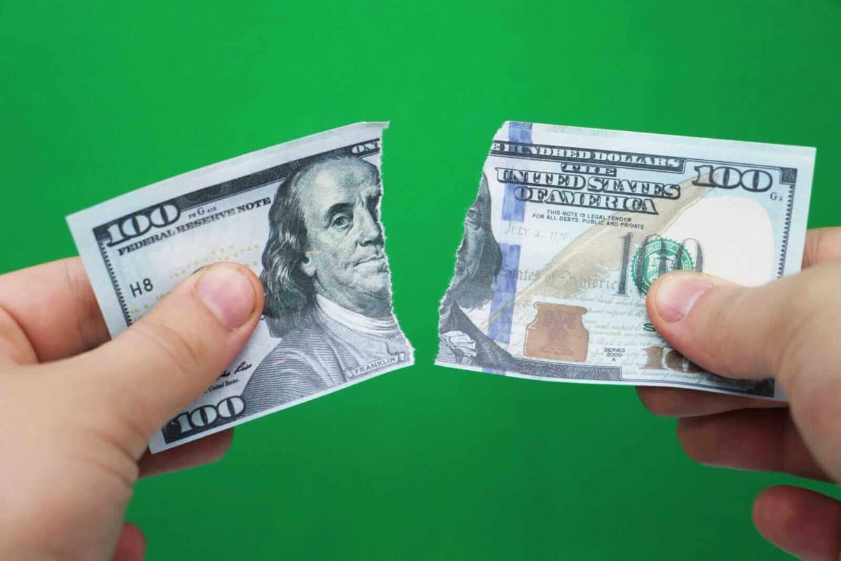AzureCapital_'s tweet photo. 💵📉 The dollar blinked and gold & silver took center stage again.

After weeks of strength, the U.S. dollar finally stepped back.
And the moment it did, precious metals caught their breath and pushed higher. ✨
Gold and silver have been on a wild ride.

First, they surged to historic highs as investors rushed into safety. Then came the shake-out, a sharp pullback driven by a stronger dollar and shifting macro expectations.

Now, with the greenback cooling off, buyers are quietly returning.

The market’s message is simple:
👉 When the dollar weakens, metals breathe.
👉 When uncertainty rises, gold and silver shine.
But don’t confuse this bounce with calm.

This is still a battlefield between currency flows and fear trades. Volatility hasn’t left, it’s just changed direction.

Smart money is watching one thing:
the dollar. Because as long as the dollar retreats, precious metals have room to run.

And when it turns back up… the story changes fast.
Markets don’t move in straight lines.
They move in reactions.

The question is:
Are you positioned for the next move…
or still staring at the last one? 👀

#Gold #Silver #Dollar #Commodities #Markets 💡📈