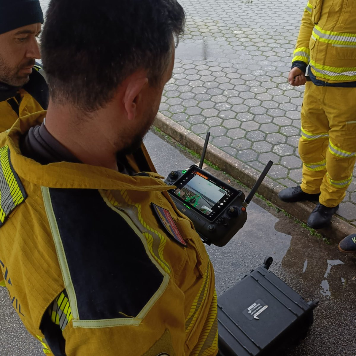 ProteccaoCivil's tweet photo. Operacionais da Força Especial de Proteção Civil, da #ANEPC, monitorizam os caudais do rio Mondego, em Montemor-o-Velho, no âmbito do acompanhamento da situação meteorológica.

A Proteção Civil mantém-se no terreno, garantindo a segurança das populações. https://t.co/KoQqxEUojz