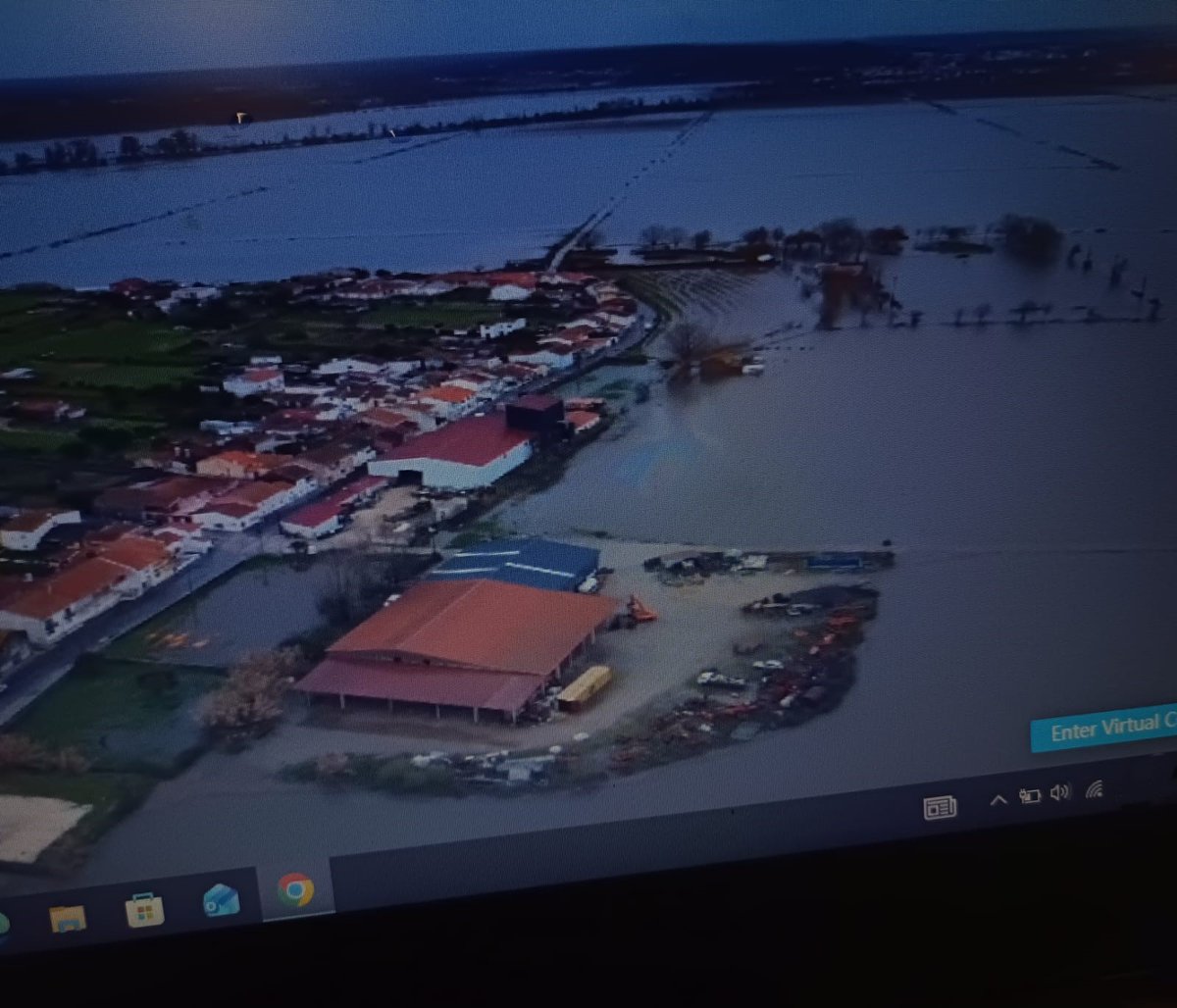 ProteccaoCivil's tweet photo. Operacionais da Força Especial de Proteção Civil, da #ANEPC, monitorizam os caudais do rio Mondego, em Montemor-o-Velho, no âmbito do acompanhamento da situação meteorológica.

A Proteção Civil mantém-se no terreno, garantindo a segurança das populações. https://t.co/KoQqxEUojz
