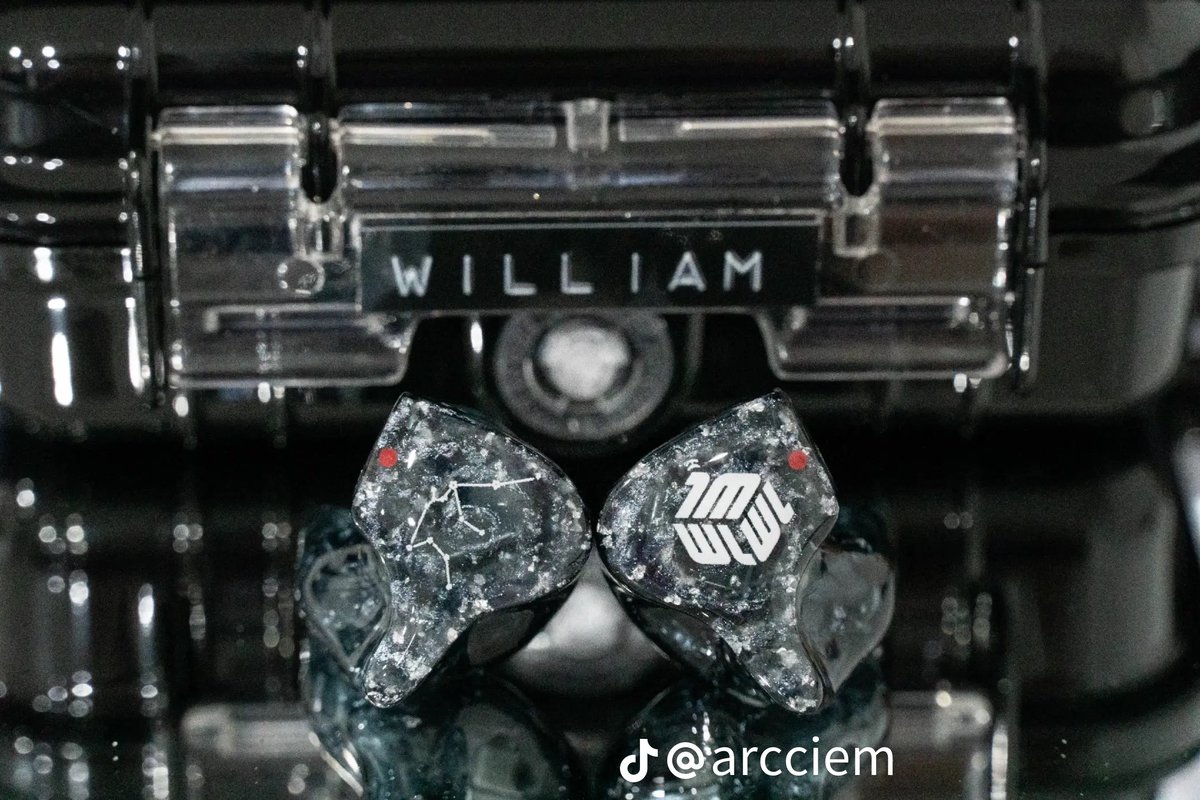 In ear ใหม่ของวิลเลี่ยมอ่อออ สวยอ่ะๆๆ ดีเทลดีมากกกก แล้วเหมือนทำทั้งวงเลยมั้ย เพราะเห็นลงของเมมเบอร์ด้วยอ่ะ 🥹