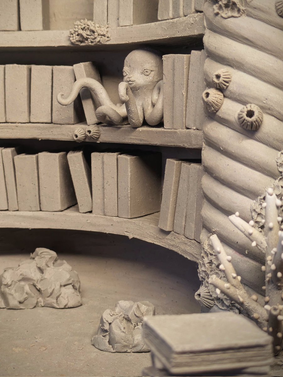 本棚に潜むタコさん🐙