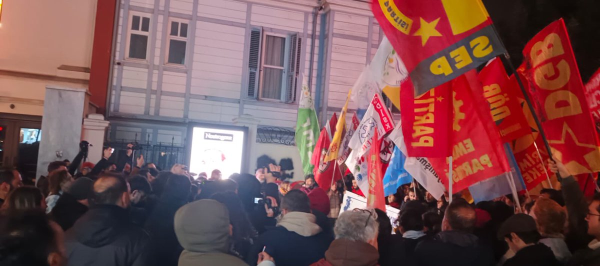 📍İstanbul

ESP’li dostlarımız serbest bırakılmalı, sosyalistlere yönelik hukuksuz baskılar sona ermelidir. Sosyalistler baş eğmez!