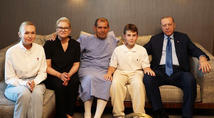 Sayın Cumhurbaşkanımız <a href="/RTErdogan/">Recep Tayyip Erdoğan</a>,24 yıllık liderliği boyunca tüm spor kulüplerine eşit mesafede yaklaşmış ve hepsine gereken yardımı yapmıştır.Bunun üzerinden Cumhurbaşkanımıza saldıranların derdi başka.Bir Galatasaray taraftarı olarak her zaman Cumhurbaşkanımızın yanındayım.