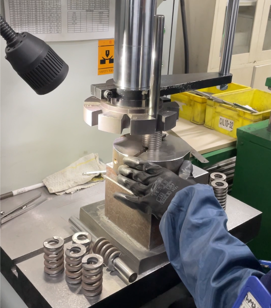 TopwayP87538's tweet photo. 🔍 Ensuring quality through meticulous manual inspection of springs! Our dedicated team guarantees precision and reliability in every product. Trust us for superior performance! #QualityControl #SpringsInspection 🌟 #foryou #fyp #springquality #topway #diversesprings https://t.co/piC2caOkeA