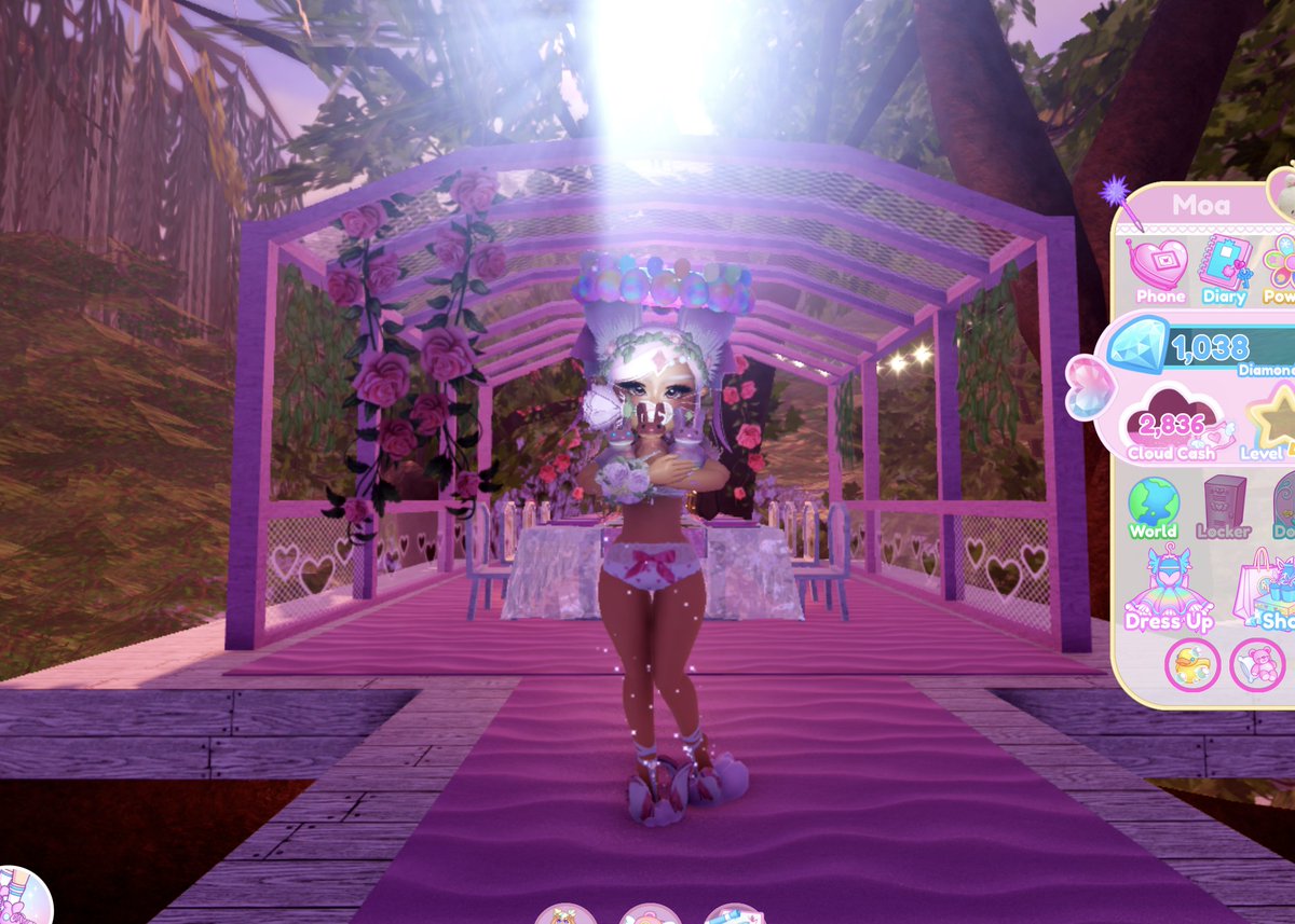 Disgothic's tweet photo. So when are old halos gonna be colorable? 👀👀👀👀 #royalehigh #Royale #Roblox https://t.co/KzNikAXSSr