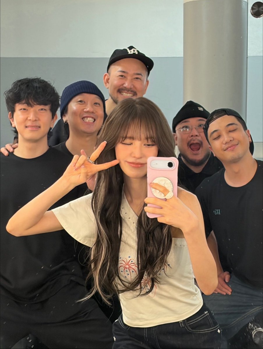 Qni6F's tweet photo. ウェンティ遠近法フル無視ですごい、、、顔ちっっっさ❕ https://t.co/9n4Dxn3Ta0