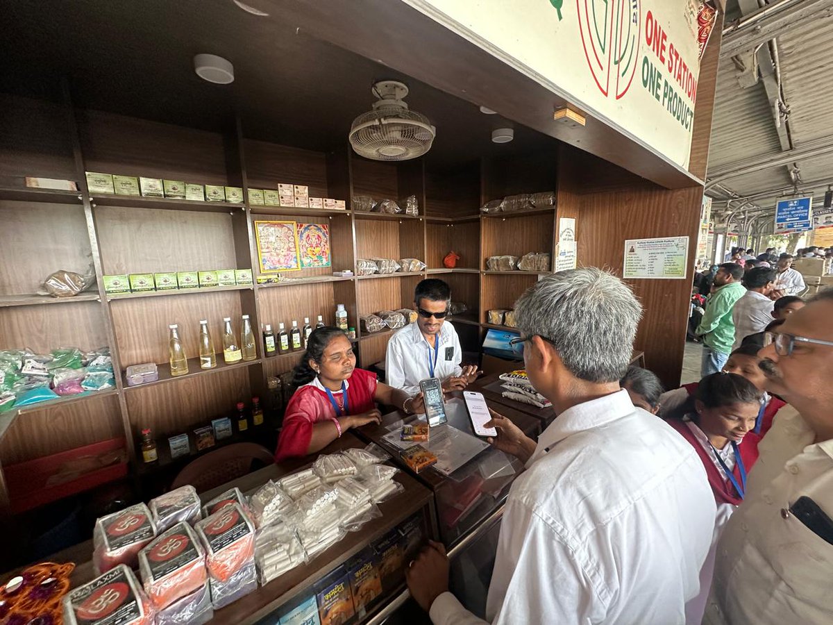 drmsecunderabad's tweet photo. Dr.R.Gopalakrishnan, DRM/Secunderabad, visited #OneStationOneProduct (OSOP) stall showcasing 'Gorakshak Handmade Products' at #Udgir station, promoting local products & artisan livelihoods, run by visually Impaired Women & supported the initiative by making a #Digitalpurchase. https://t.co/kttf2QPtDm