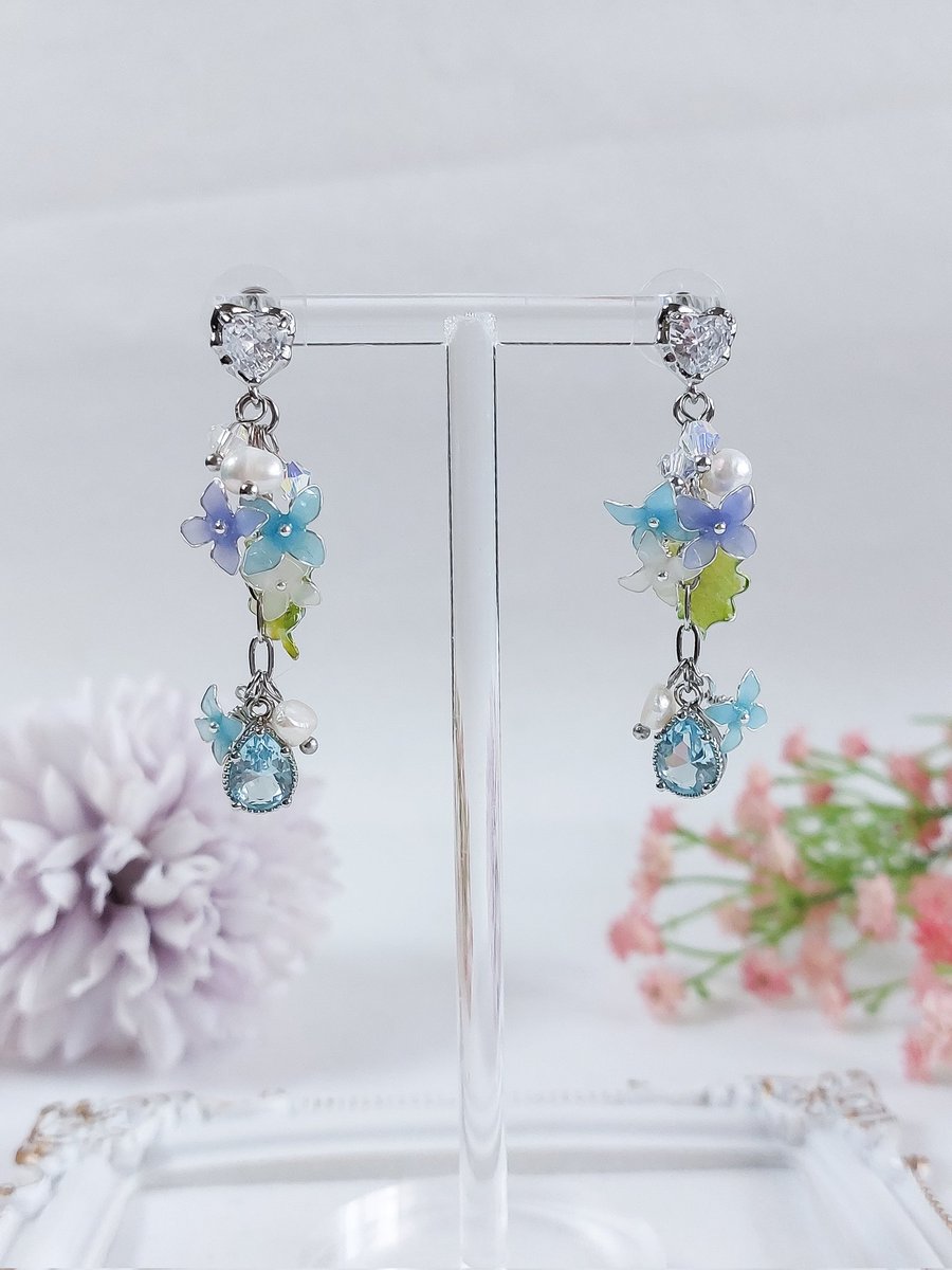 🪻Preview 
ต่างหูไฮเดรนเยีย
รุ่นนี้เราดัดแปลงมาจากแบบที่เคยทำค่ะ เอามาทำให้สั้นและมินิลงหน่อย แต่เพิ่มอะไหล่กับมุกน้ำจืดเม็ดเล็กๆให้มีความเจ้าหญิงขึ้น 
มีมา 3 สีค่ะ
- ฟ้าน้ำเงิน (อะไหล่เงิน)
- ม่วงชมพู (อะไหล่ทอง)
- น้ำเงินม่วงฟ้า (อะไหล่ทอง)
เปลี่ยนเป็นหนีบได้
ราคา 640 บาทค่ะ💕