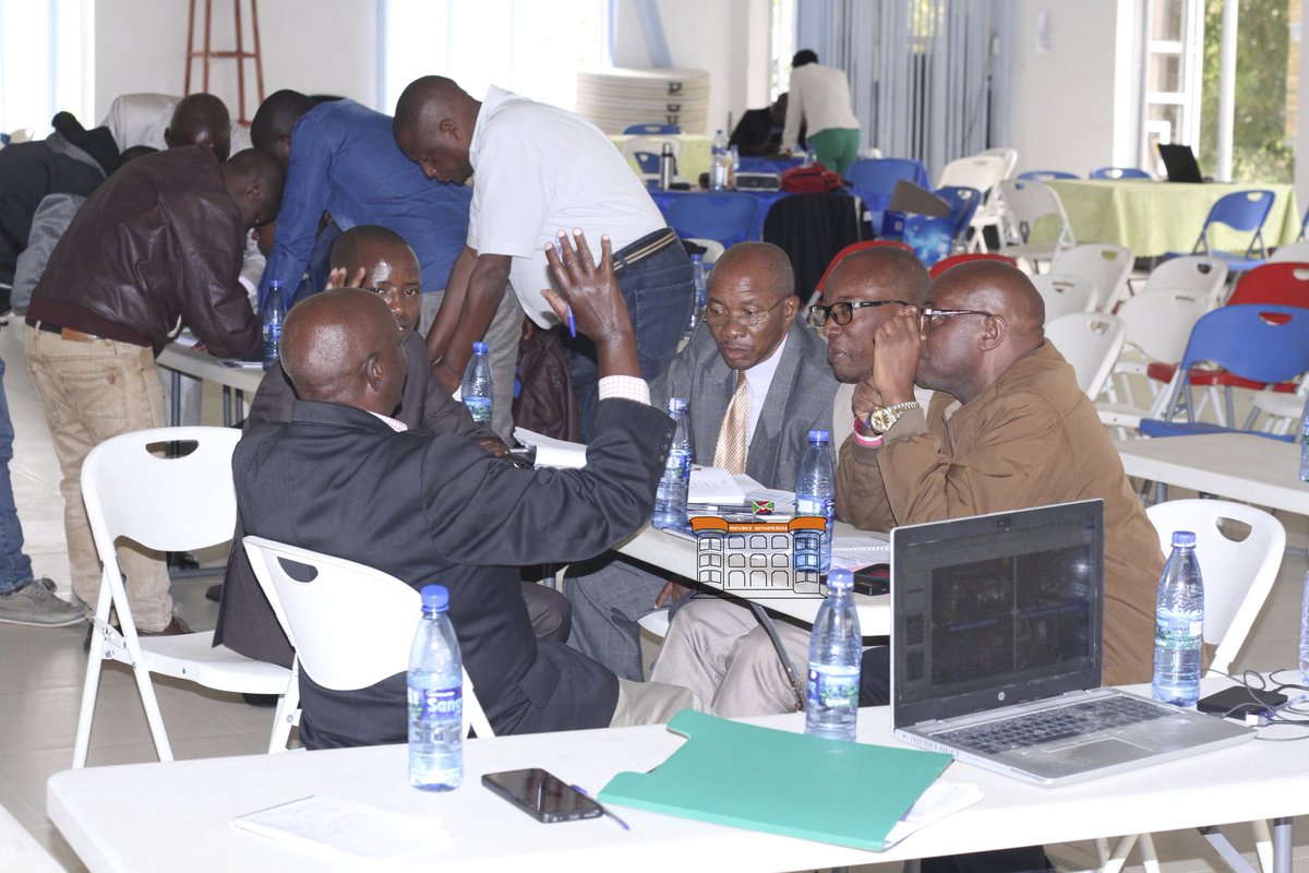 PButanyerera's tweet image. 4/6 Selon l’ARB, les routes relieront le Burundi au Rwanda et seront complétées par des routes locales de desserte en latérite et en pavés dans les communes de #Kayanza et de #Ngozi.