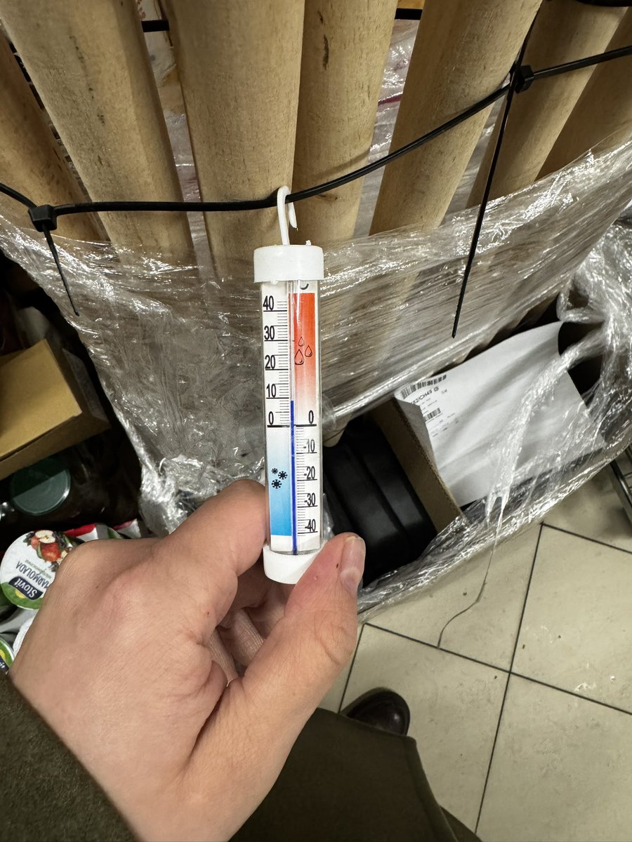 Pracownicy chorują i mają dość. W takiej temperaturze zmuszani do pracy są pracownicy Dino w kilkudziesięciu marketach. Na sali sprzedażowej nie jest o wiele cieplej. 

To łamanie kodeksu pracy i rozporządzenia min. pracy dot. BHP.

Interweniujemy w tej sprawie w Sochaczewie.