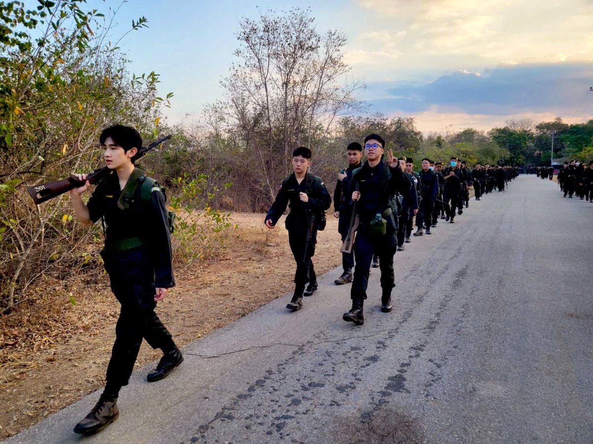 prin_ce58's tweet photo. ทหารถือปืนแบบปูนไปโบกตึก

#ProgressPassawish 
#Almondbabybigboy 
#AlmondProgress
#ด้อมภภ #PSPW https://t.co/GuQpIxKCfN