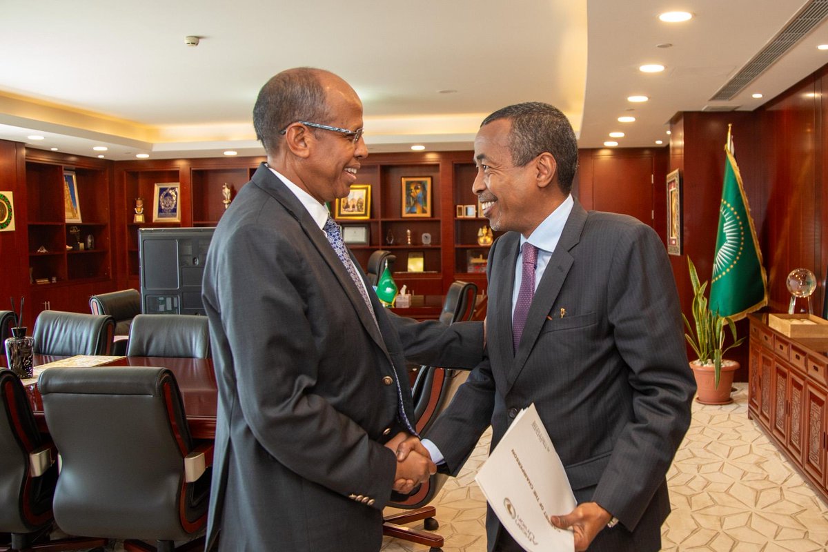 Très heureux d’avoir été reçu ce matin par ⁦<a href="/ymahmoudali/">Mahmoud Ali youssouf</a>⁩ le Président de la commission pour le briefer sur la situation à #Madagascar d’où je reviens à la suite d’une visite de travail au cours de laquelle j’ai rencontré l’ensemble des acteurs. ⁦<a href="/_AfricanUnion/">African Union</a>⁩