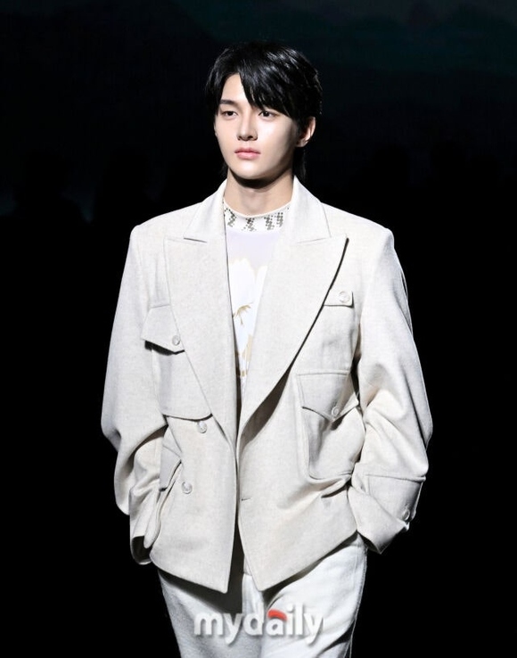 Kstyle_news's tweet image. 【PHOTO】DRIPPIN チャ・ジュンホ「ソウルファッションウィーク」のランウェイに登場
kstyle.com/article.ksn?ar…

#チャジュンホ #DRIPPIN #서울패션위크