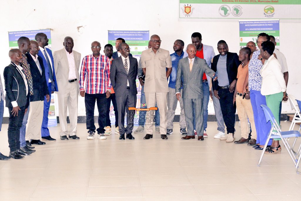 PButanyerera's tweet image. 4/6 Selon l’ARB, les routes relieront le Burundi au Rwanda et seront complétées par des routes locales de desserte en latérite et en pavés dans les communes de #Kayanza et de #Ngozi.
