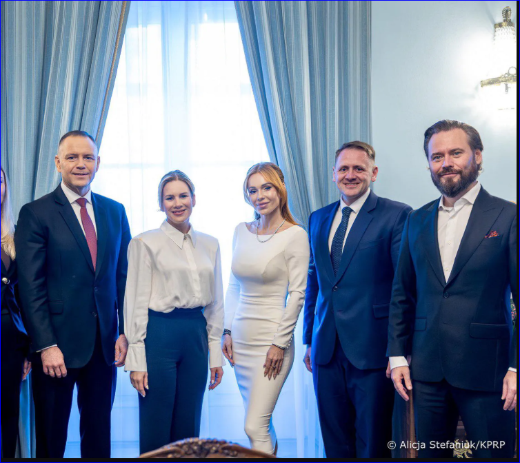 Anna_Hev's tweet photo. Doda, panienka z kręgosłupem moralnym ameby.
Parę dni temu, licząc na ocieplenie wizerunku, kupiła parę ciepłych kurtek psom ze schroniska i cała we łzach opowiadała w mediach o dramacie tych psów.
Potem poszła sobie strzelić fotkę z gostkiem, który podpisał ustawę łańcuchową. https://t.co/l6tmU8WyEp