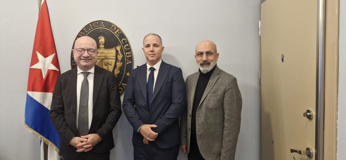 Gecikmiş bir paylaşım:
ABD’nin saldırısı sonrası <a href="/muratakbas_chp/">Murat Akbaş</a> ile birlikte #venezuela ve #Küba Büyükelçiliklerine yaptığımız dayanışma ziyaretinden…