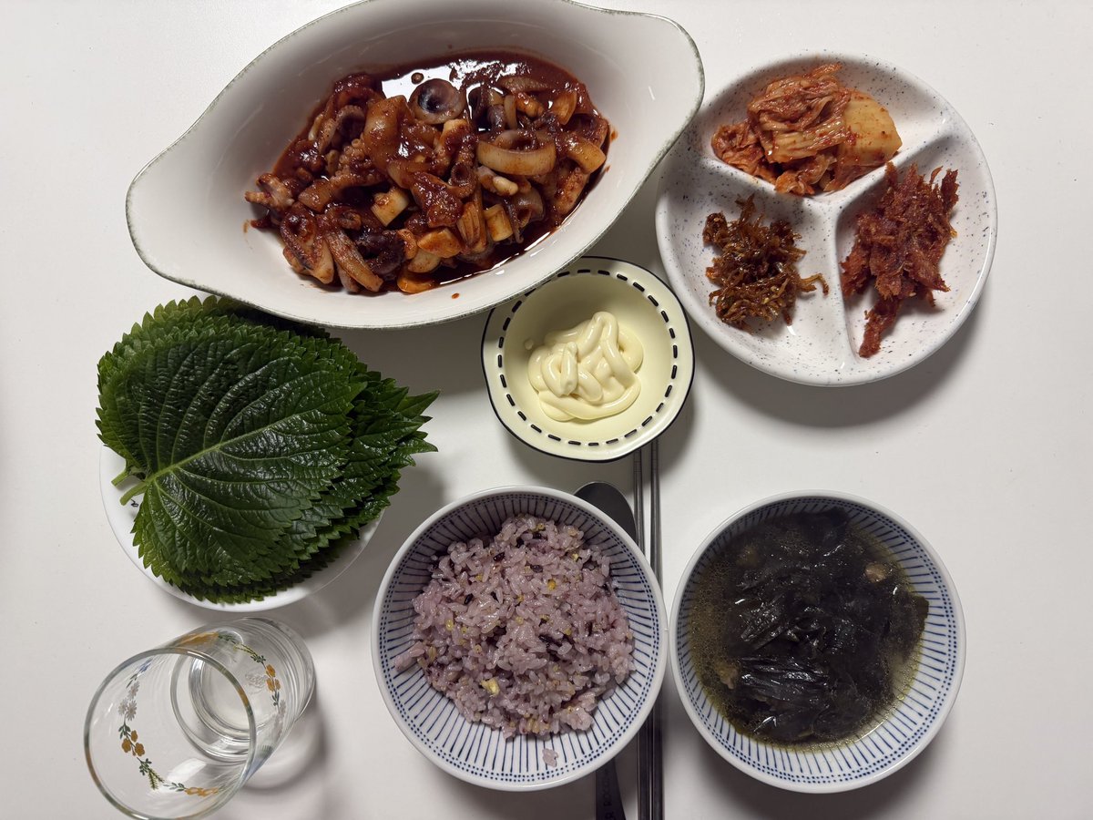 다들 맛저하세여어! 
쭈꾸미는 산거 볶+엄마반찬+내가끓인 소고기 미역국으로 만찬을 즐깁니다앙😋