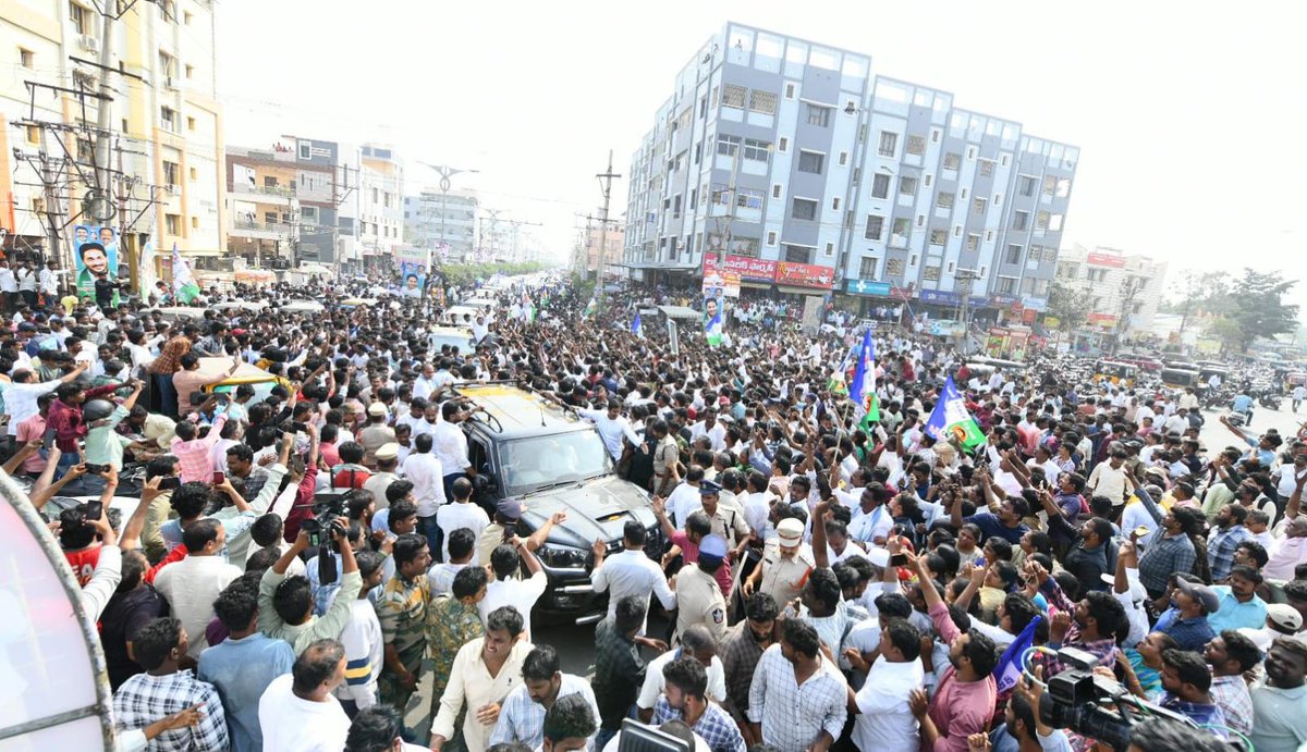 YSRCParty's tweet photo. సినిమా చూస్తున్నావా @PemmasaniOnX ?

#YSJaganInGuntur https://t.co/t8YoYagDeG
