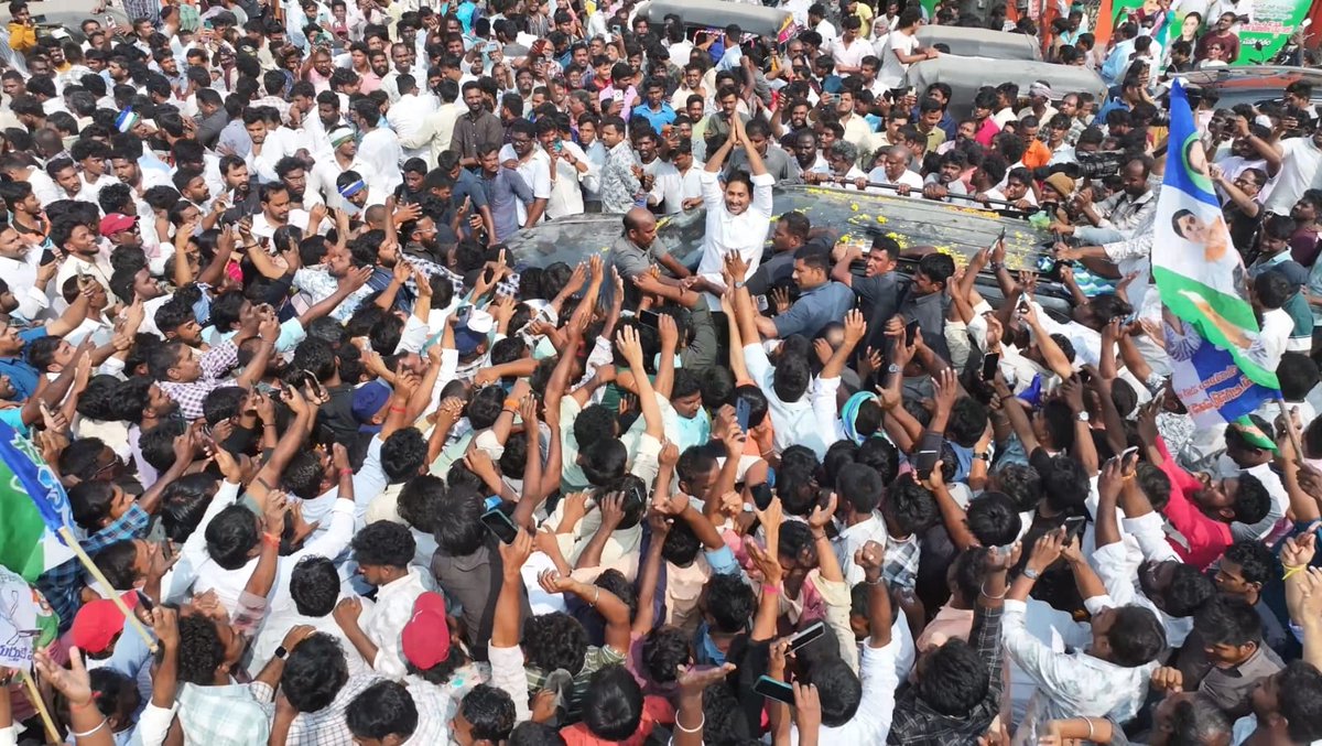YSRCParty's tweet photo. సినిమా చూస్తున్నావా @PemmasaniOnX ?

#YSJaganInGuntur https://t.co/t8YoYagDeG