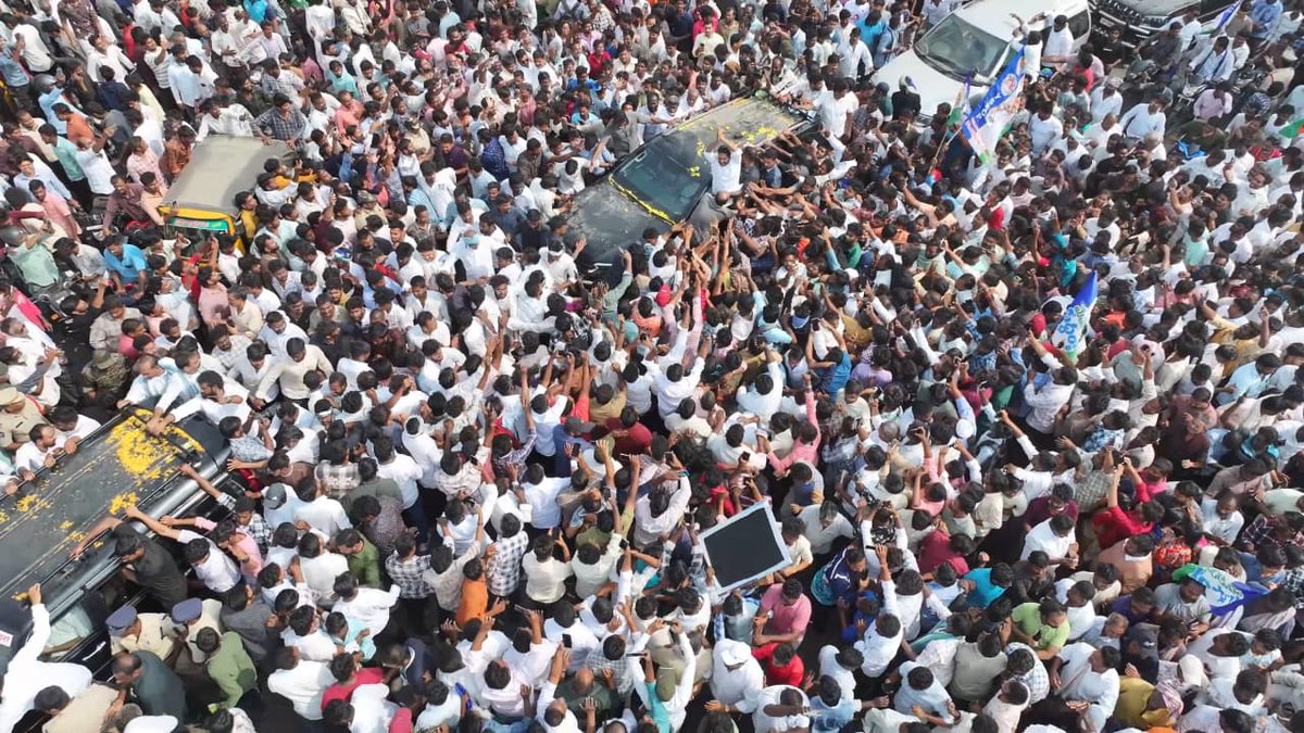 YSRCParty's tweet photo. సినిమా చూస్తున్నావా @PemmasaniOnX ?

#YSJaganInGuntur https://t.co/t8YoYagDeG