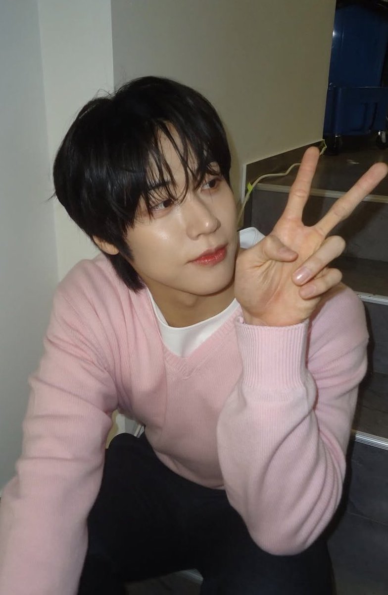 nflying1201's tweet photo. 승협이 얼굴도 얼굴인데 손톱바디까지 길고 깨끗한거 진짜 호감 https://t.co/b0b4tvXK7d