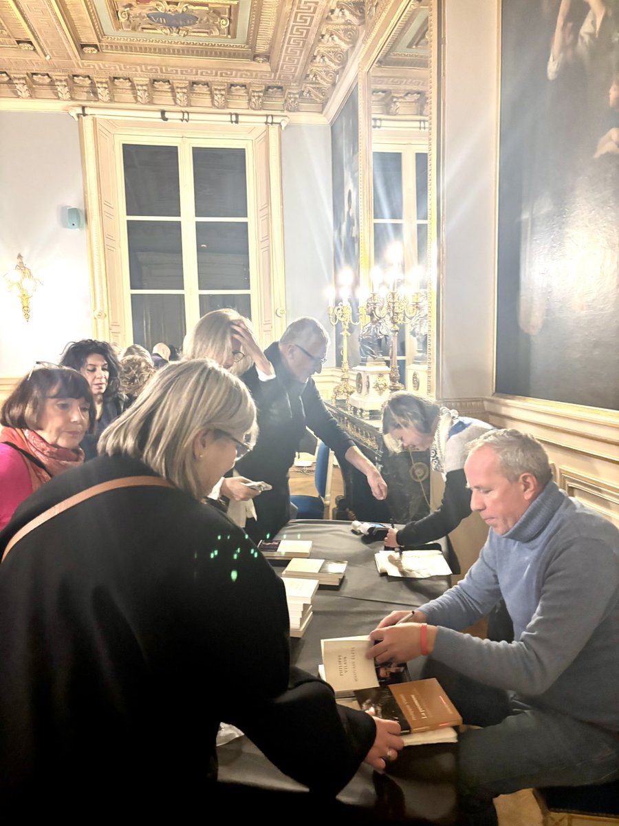 noha_baz's tweet photo. Très belle rencontre autour de
#philippevilain et la thématique de la réussite scolaire @mairie7 . Fabuleux acceuil de la formidable équipe de la mairie toujours à l’écoute dans la #culture et le partage
#lire #lesvitaminesdubonheur #nohabaz
@JosianeGaude @datirachida https://t.co/coP6eHFohq