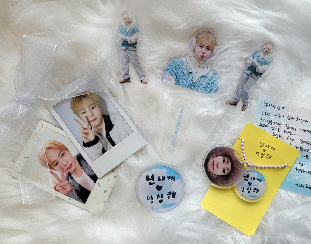 꺅😍😍😍
넘 이쁜거아니냐구여
나하님 어느쪽으로 절하면될까요
진짜진짜 감사해요💜
성운이와 하:늘을 향한 애정이 듬뿍 담겨 흘러넘쳐요🎁
하성운만 보고싶은 반복되는 일상속..
나하님이 보내주신 예쁜 성운이 보면서 더 열씨미 스밍하겠습니당
난 지치지않는다!!! ㅎㅎ