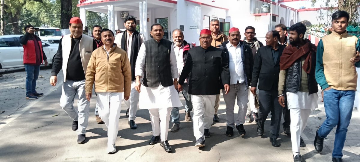 yasarshah_SP's tweet photo. SIR में भाजपा द्वारा धाँदली के प्रयासों के विरुद्ध समाजवादी पार्टी ज़िला बहराइच में राम हर्ष यादव जी ज़िला अध्यक्ष समाजवादी पार्टी बहराइच द्वारा ज़िलाधिकारी बहराइच को ज्ञापन सौंपा गया। 
PDA के अधिकारों का हनन किसी भी हालत में नहीं होने दिया जाएगा। 

@samajwadiparty https://t.co/mzHcbz1fbs