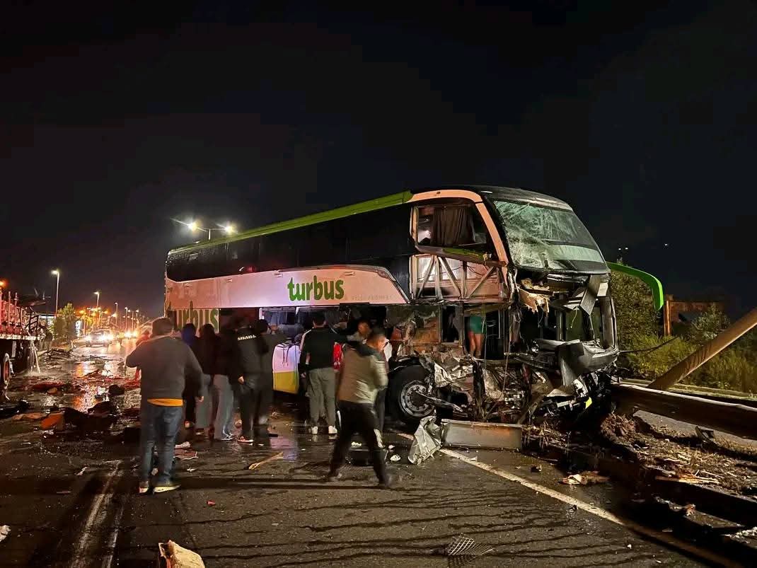 marcelinotv's tweet photo. Violento choque de #TurBus (Puerto Montt > Viña del Mar) con camión detenido en #Ruta5, altura #Pitrufquén. El hecho dejó dos muertos y al menos 24 lesionados. SIAT de Carabineros trabaja para establecer causas del siniestro vial https://t.co/M6DlJkUrcS