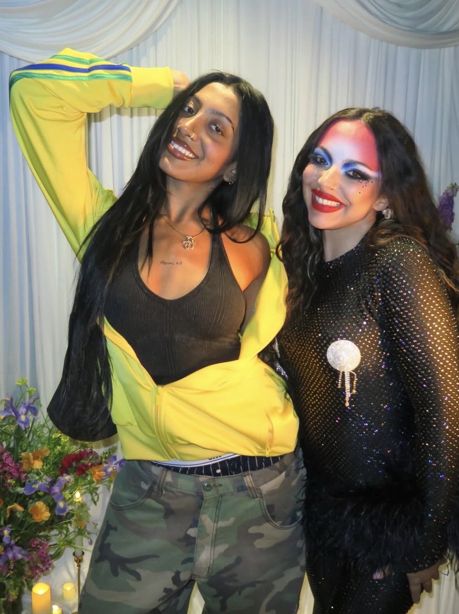 NewsKatseye's tweet photo. Lara x Jade after the show 🥹💚

#KATSEYE @katseyeworld https://t.co/yhwmdZ2LE2
