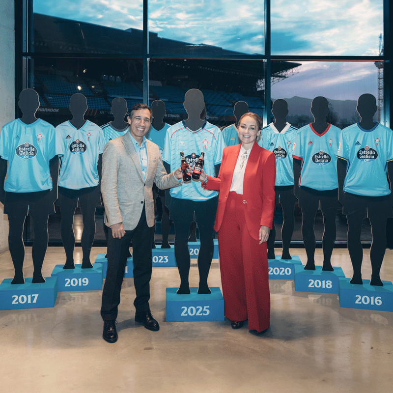 RCCelta's tweet photo. Celta e @estrellagalicia: máis de 15 anos de historia compartida 🩵

Renovamos o noso acordo de patrocinio, todo un símbolo de compromiso compartido con Vigo, Galicia e o celtismo.

Grazas, Estrella Galicia 🍻 Sigamos escribindo XUNTOS esta gran historia!