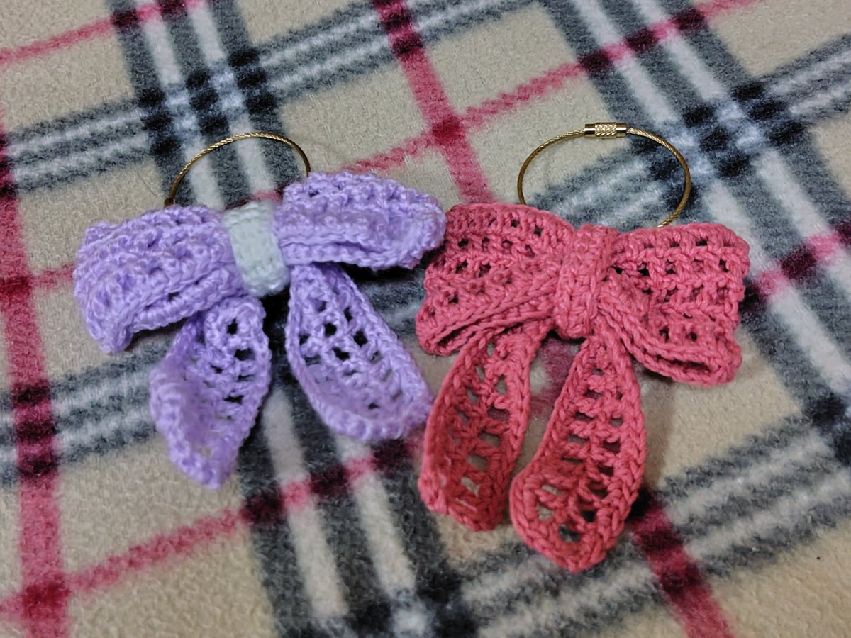 rainy_na's tweet photo. 出店に向けてチマチマと編んでおります🧶
参考はTSUMUGIさんのメッシュリボン
ニコ編みさんの星のヘアゴム
しずかなひとりごとさんの黄金比の編みリボン

編みたいものを編みたいだけ編めたらいいなと思ってます(⁠*⁠ﾉ⁠・⁠ω⁠・⁠)⁠ﾉ⁠♫ https://t.co/efuwbtIIE7
