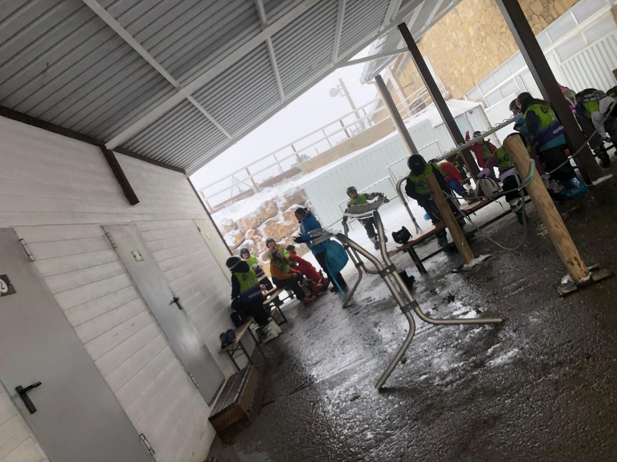C_E_Marni's tweet photo. Ya estamos en la estación, en unos minutos listos para salir a las pistas ❄️❄️@ESPORTACTIU1 https://t.co/uuTsSeF7XL