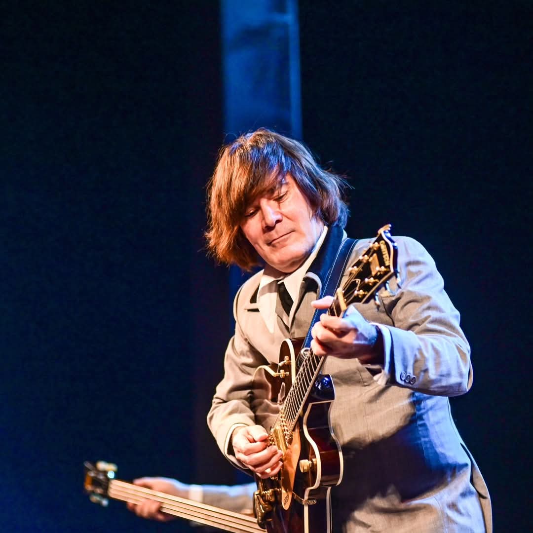 ThomasArques's tweet image. No palco do Espaço Patrick Ribeiro em Vitória (ES), com a #Gretsch G6122 ❤️

#thomasarques #beatlestribute