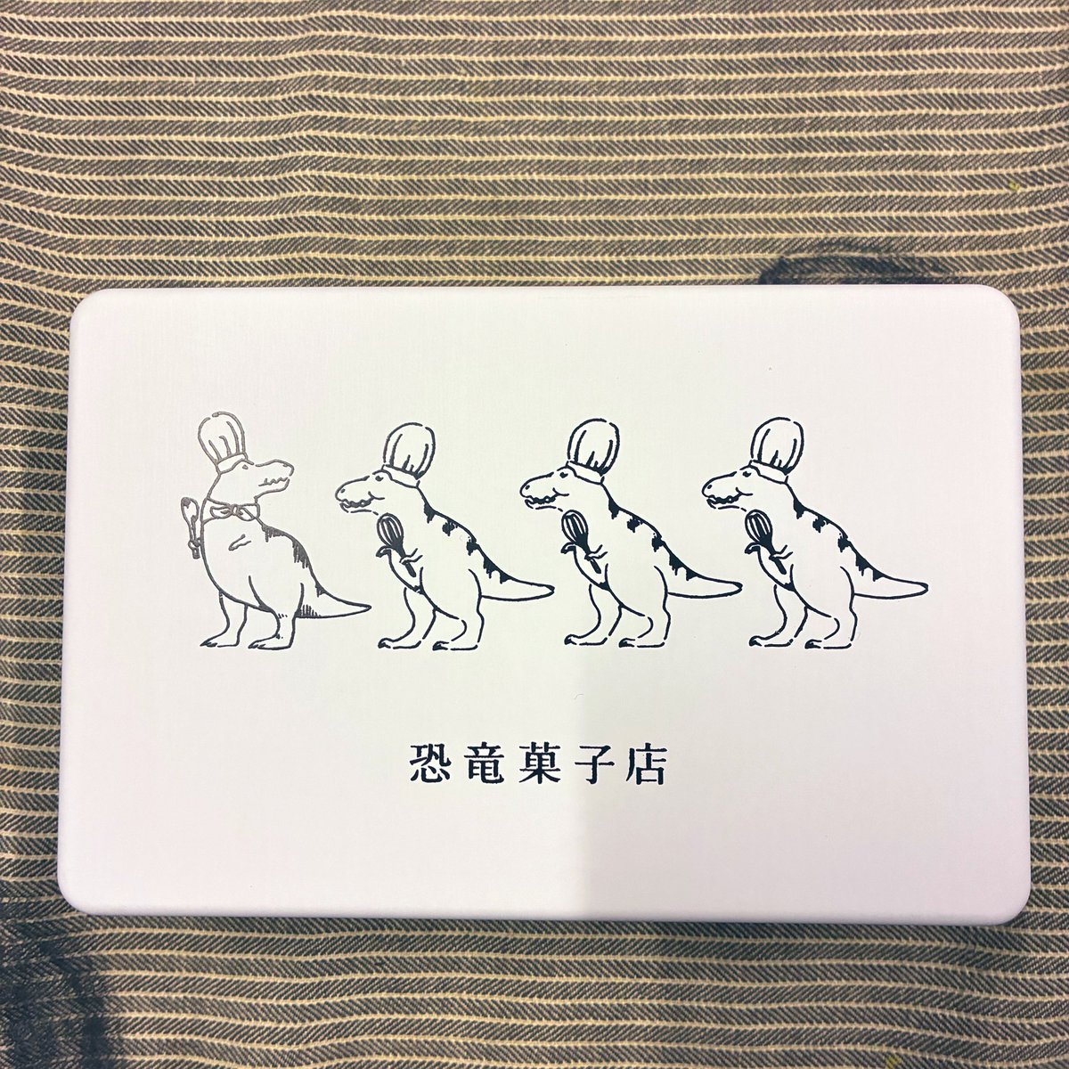 くるふ福井駅で買える恐竜のクッキー。
前に買うて、めっさ美味しかったので、友だちにお礼として贈る。
米粉のクッキーとのこと。
ティラノの絵もめっさ可愛いし。いつも売り切れなんやけど、今回は買えて良かった(贈り物なので中の写真無いけど😅)

恐竜菓子店/永平寺だるまぷりん・くるふ福井駅店