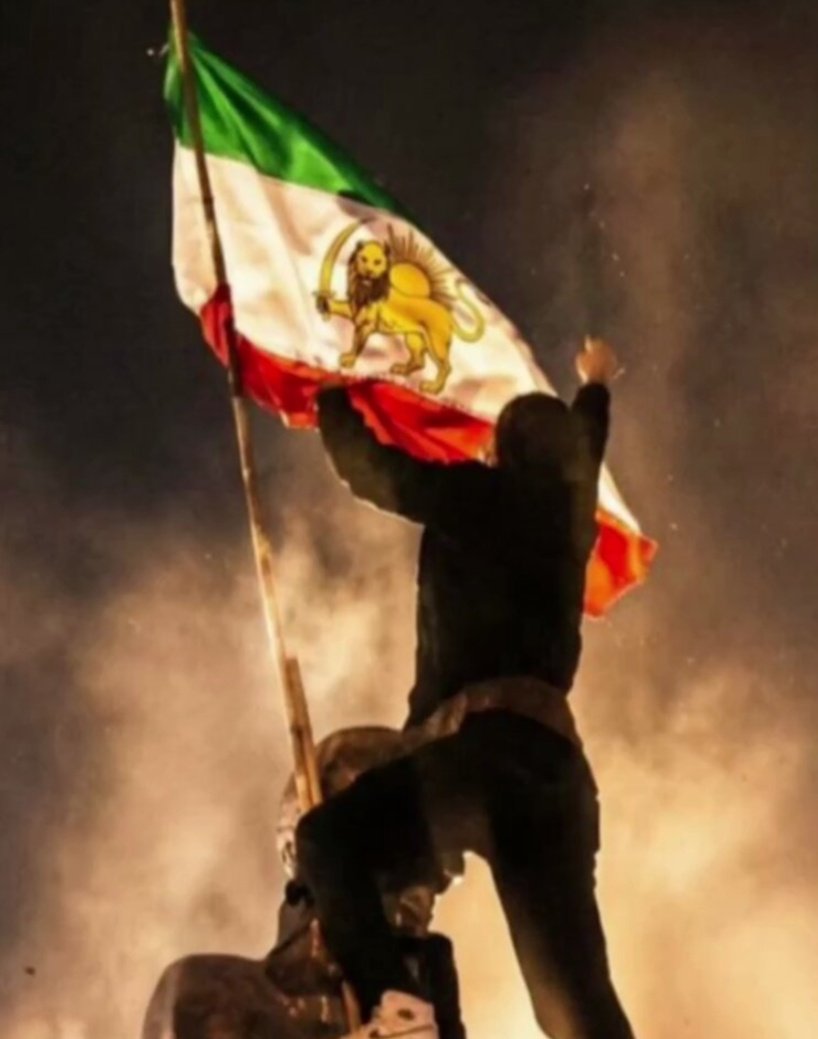 پرچم ایران دفتر نقاشی مادرتون نیست که هرچیزی خواستید روش بنویسید
مردم برای برافراشتن "شیروخورشید" جان دادند
#جاویدشاه