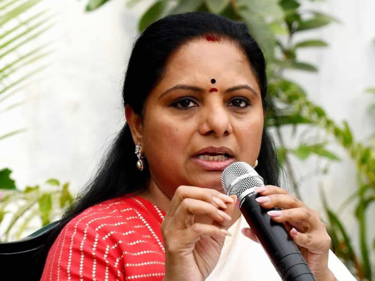 Suresh_Journo's tweet photo. రాజ్యాంగబద్ధమైన పదవిలో ఉండి అలా చేస్తారా? కల్వకుంట్ల కవిత ట్వీట్ ఇప్పుడు హాట్ టాపిక్! 👇
https://t.co/WEEQR5RiSN
@RaoKavitha @INCTelangana @BRSparty
#Kavitha #JagtialMLA #SpeakerDecision #TelanganaPolitics #DefectionLaw #CongressTelangana #PoliticalCrisis #DemocracyInDanger https://t.co/ptCFPyzkEI