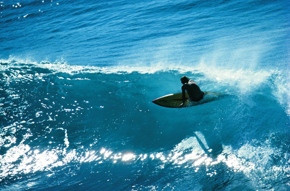 IntSurfProps's tweet photo. Mark Richards, Honolua Bay, late 1975, while filming for Free Ride. Photo by 16 year old Kirk Lee Aeder. https://t.co/ecTNo8AM6W