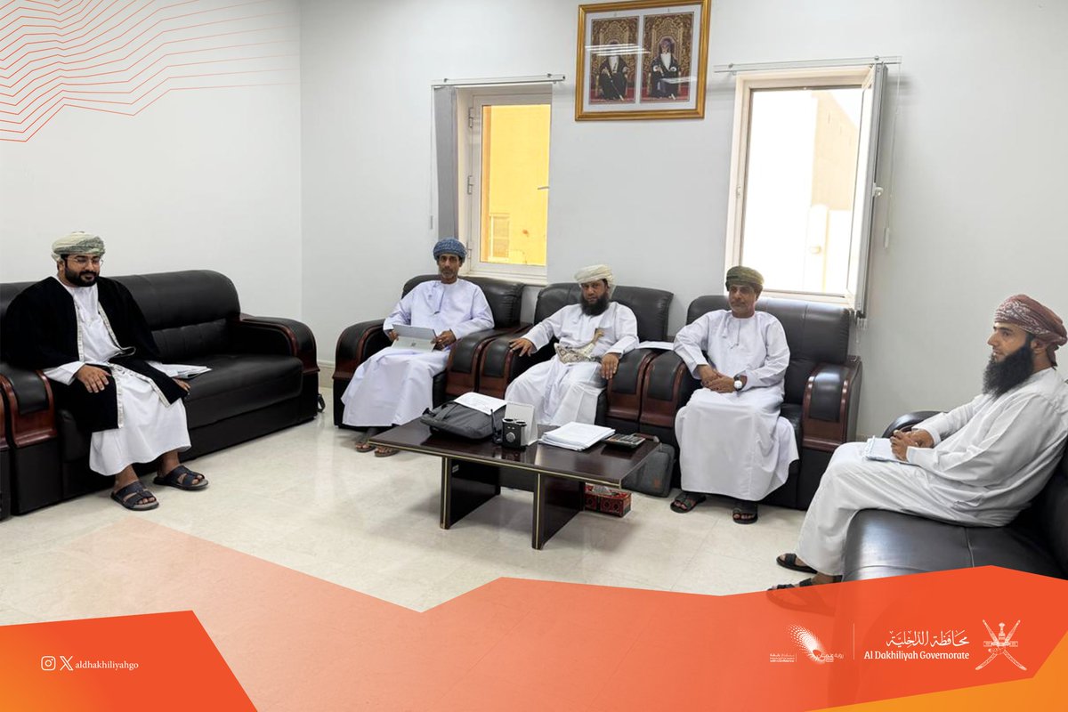 عقدت لجنة الفصل في المنازعات الإيجارية بـ #محافظة_الداخلية أولى جلساتها القضائية، برئاسة فضيلة القاضي الدكتور مرداس بن إبراهيم بن علي البوسعيدي، لمباشرة اختصاصاتها في الفصل في المنازعات الإيجارية وتنظيم العلاقة بين المُلّاك والمستأجرين، بما يعزّز العدالة والشفافية، ويسهم في