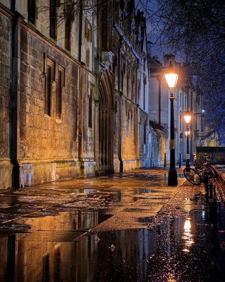 Early morning view outside <a href="/StJohnsOx/">St John's College</a> ✨

📷 Instagram | Spiralling_Oxford (January, 2025)