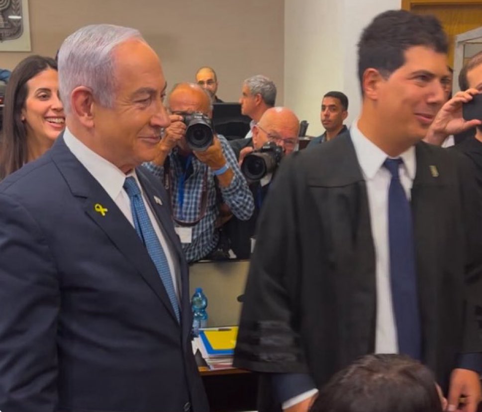 elizipori's tweet image. ואווו!
נתניהו מתפוצץ על תירוש לאחר שחיברה בין עדות דוד שרן למינויו כיועץ שלו (קונספירציה המופצת על ידי גליקמן ודרוקר); נתניהו: הוא סיים עדותו, רציתי להחזירו. מיררתם לו את החיים, הבאתם אותו לפת לחם. יום לפני עדותו דרוקר מנסה לכוון אותו, דרוקר ניסה להרוס את תדמיתו; הבאתם סבתות…