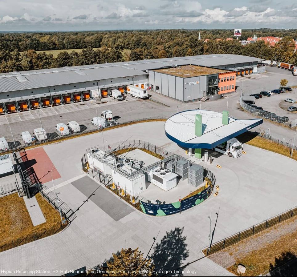 MB Energy has added another German hydrogen refuelling station to its portfolio after acquiring a two-tonne-per-day site. dlvr.it/TQlTtj #hydrogen #HydrogenNow #H2View