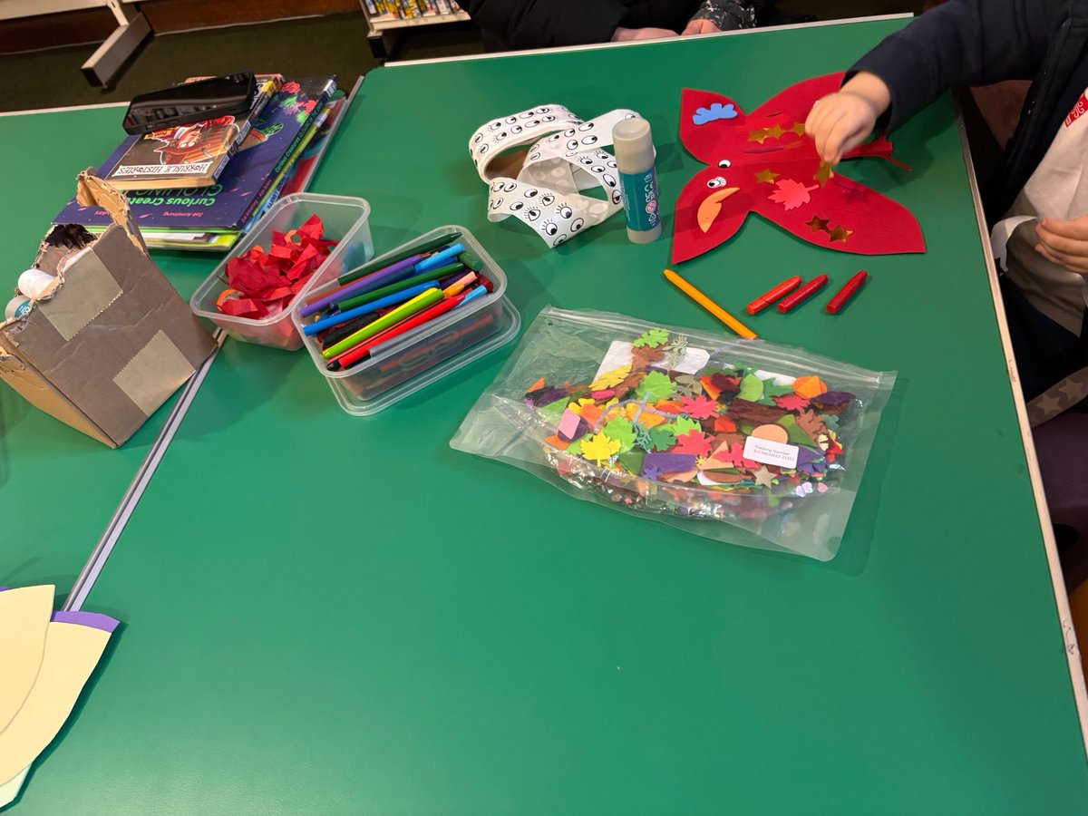 CharltonLib's tweet photo. We enjoyed crafting at #CharltonLibrary this week, using different colours, shapes and materials! 🦋 For more #CraftingFun, #MessyMorning on Tuesdays + #LibraryFunClub on Saturdays, both from 10.30-11.30am, join us to borrow books + create! 🎨 #LoveYourLibrary https://t.co/DVgia7u71r