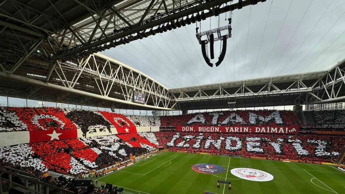 Bahçeli ben artık Beşiktaş'lı değilim diyor peşine Öcalan ve Demirtaş serbest bırakılsın diyor. 

Stadımızın ismini "Atatürk Stadyumu" yapacağız diyen Fenerbahçe, "Kobani Stadyumu" yapıyor. 

Cumhurbaşkanı Arabistan'a gidip Kante'yi alıyor.

Bilal Erdoğan'ın FB Başkan adaylığı