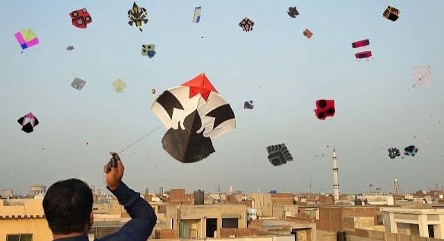 Amaliainc's tweet image. جب تک ہے ڈور ہاتھ میں تب تک کا کھیل ہے
دیکھی تو ہوں گی تم نے پتنگیں کٹی ہوئی ؟

(منور رانا)