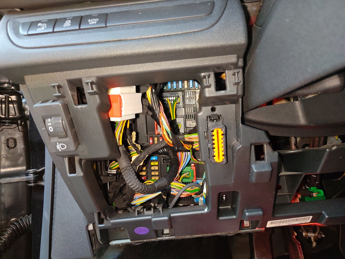 cs910's tweet image. ヒューズボックス…。
#208GTi #PEUGEOT